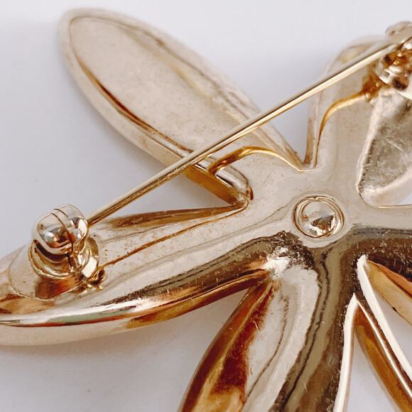 Signed Trifari Mid Century Gold Tone Floral Brooch Retro 1960s Costume Jewelry - Picture 9 of 12